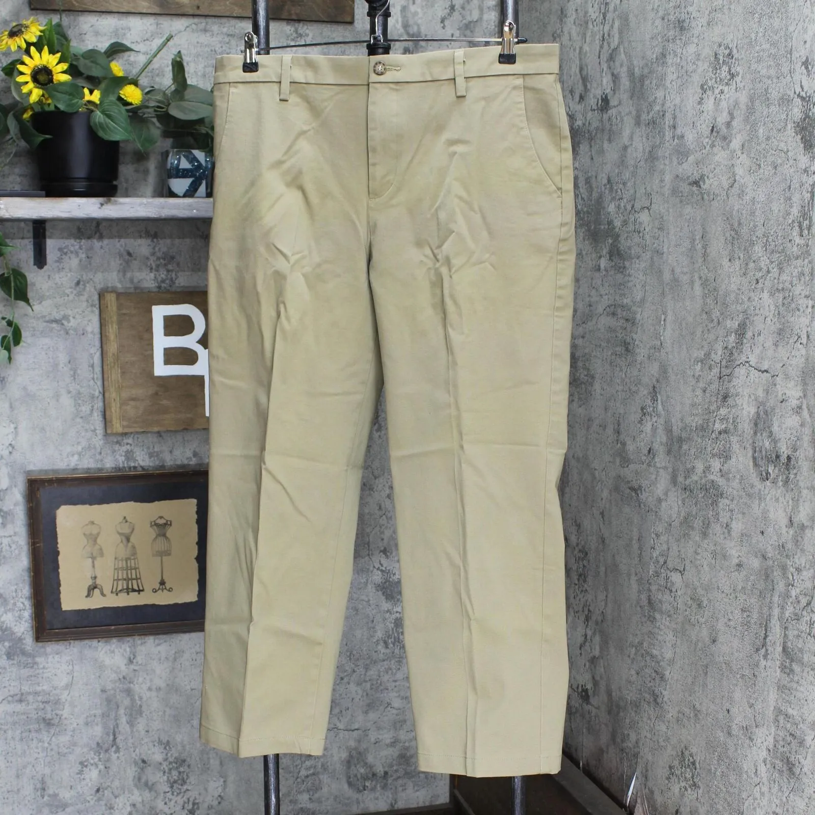 Dockers Men's Workday Smart 360 Flex Classic Fit Khaki Stretch Pants 399830001