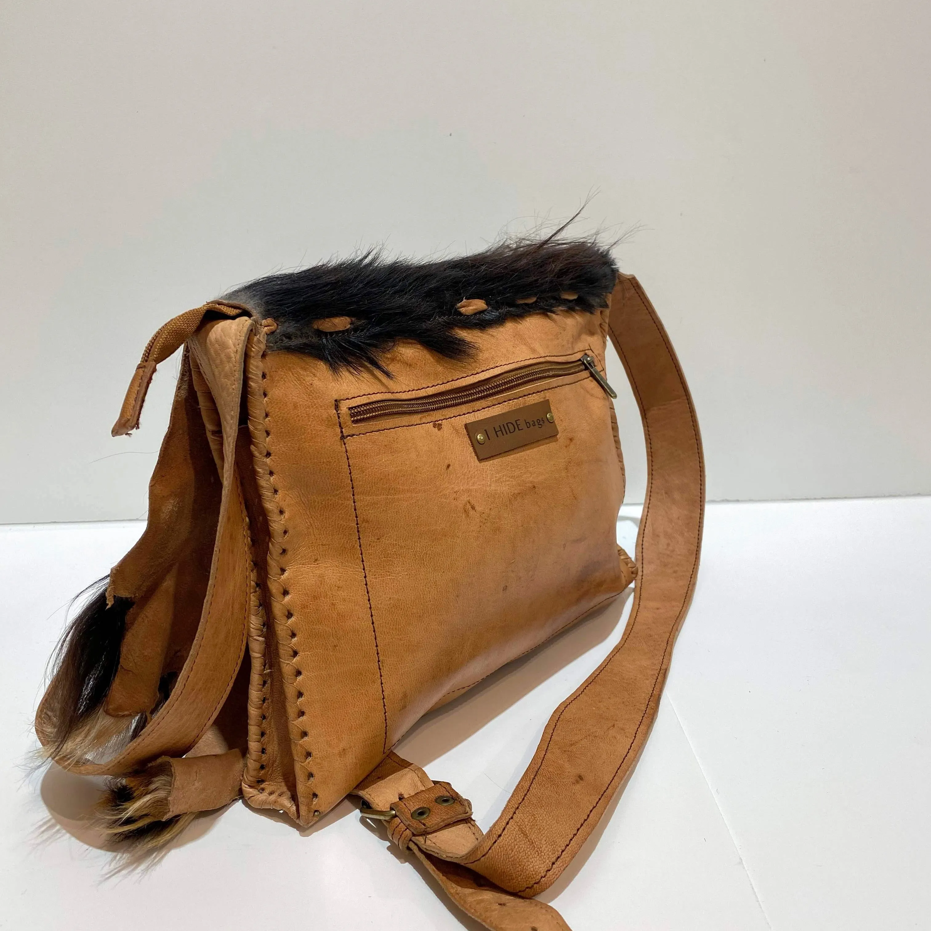 LARGE HIDE CROSSBODY